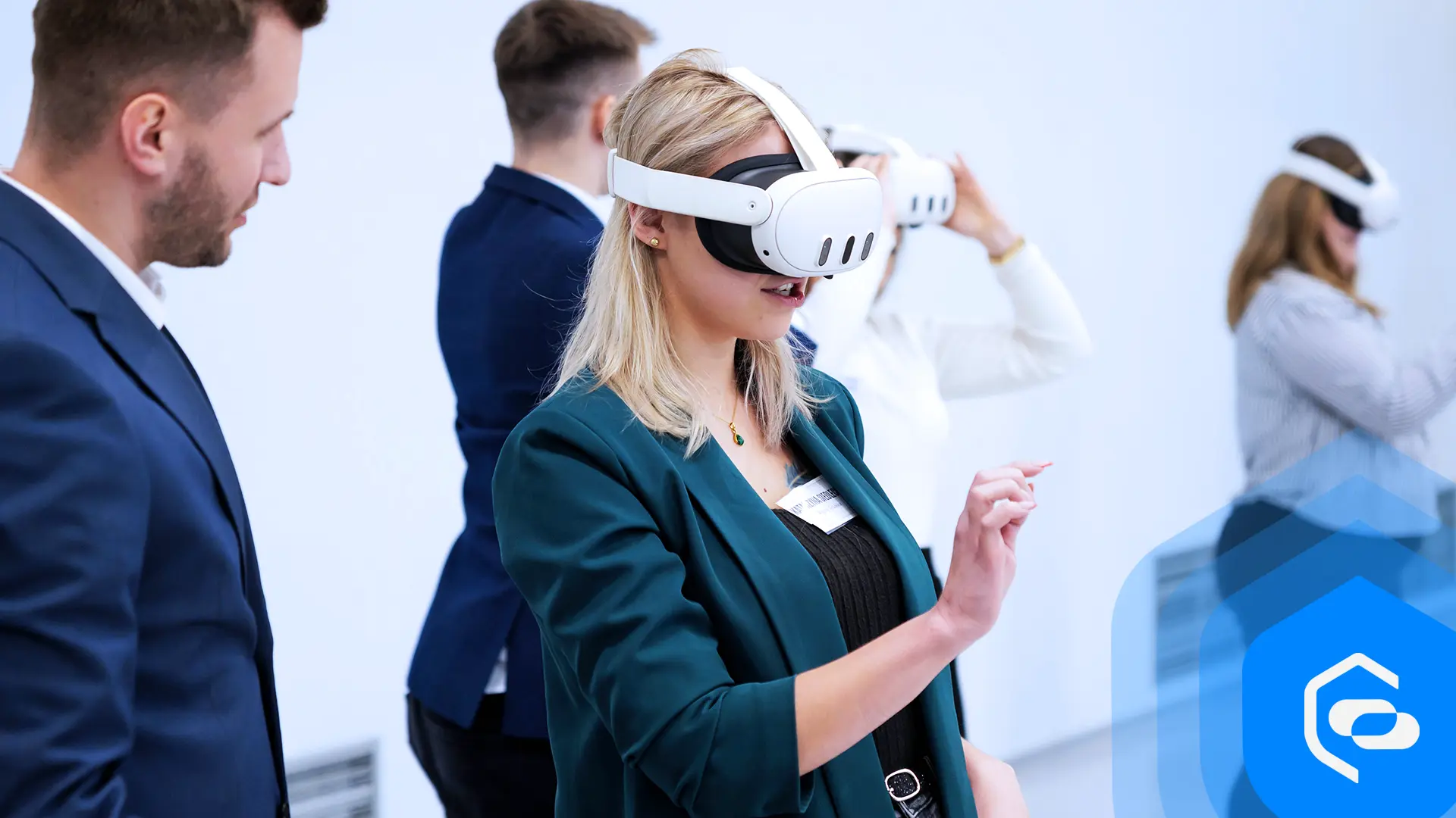 Ein Mann beobachtet eine Frau mit VR-Brille, die per Handtracking Handgesten ausführt