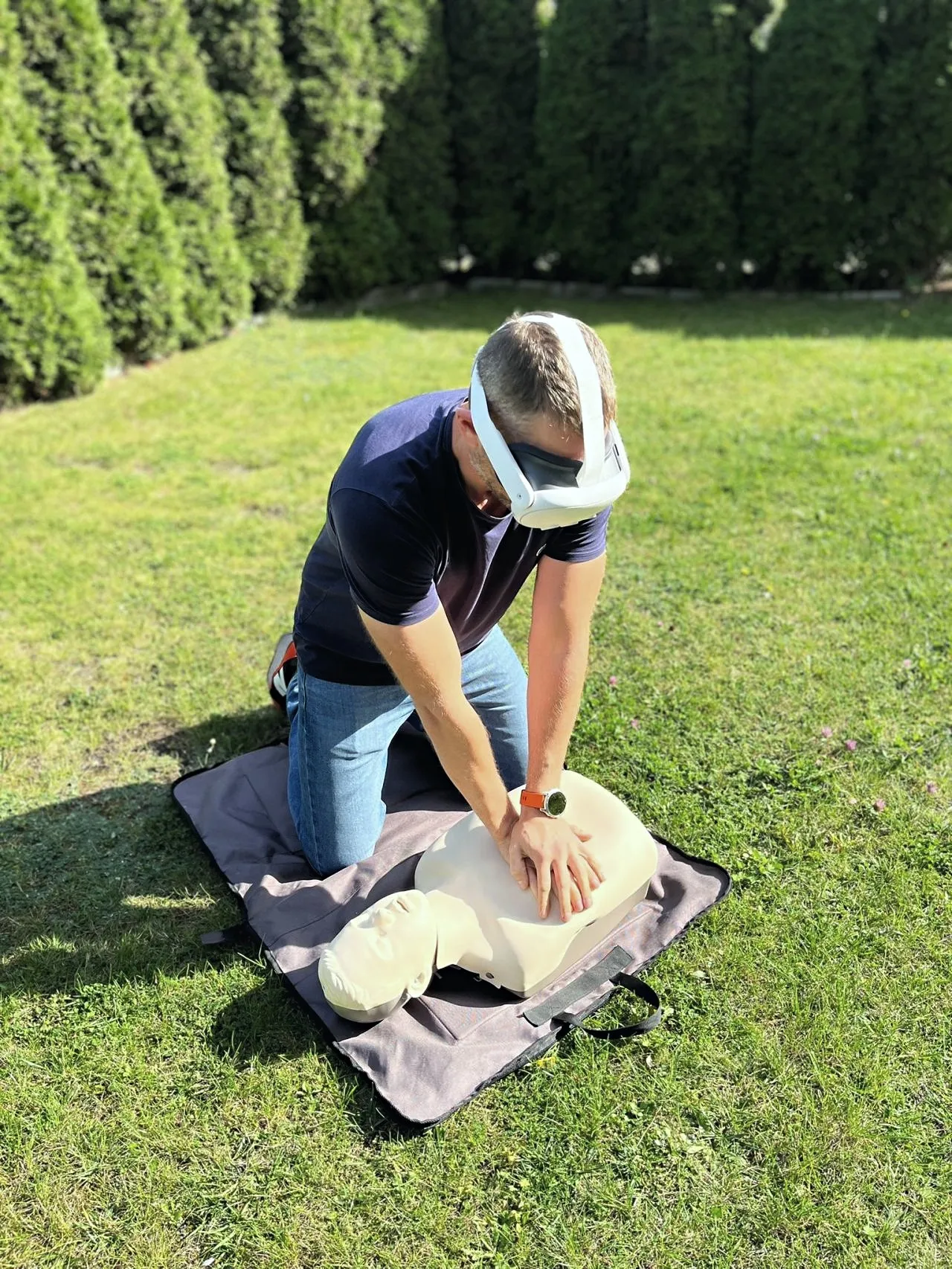 Un homme pratique une RCP avec un casque VR lors d’une formation aux premiers secours.