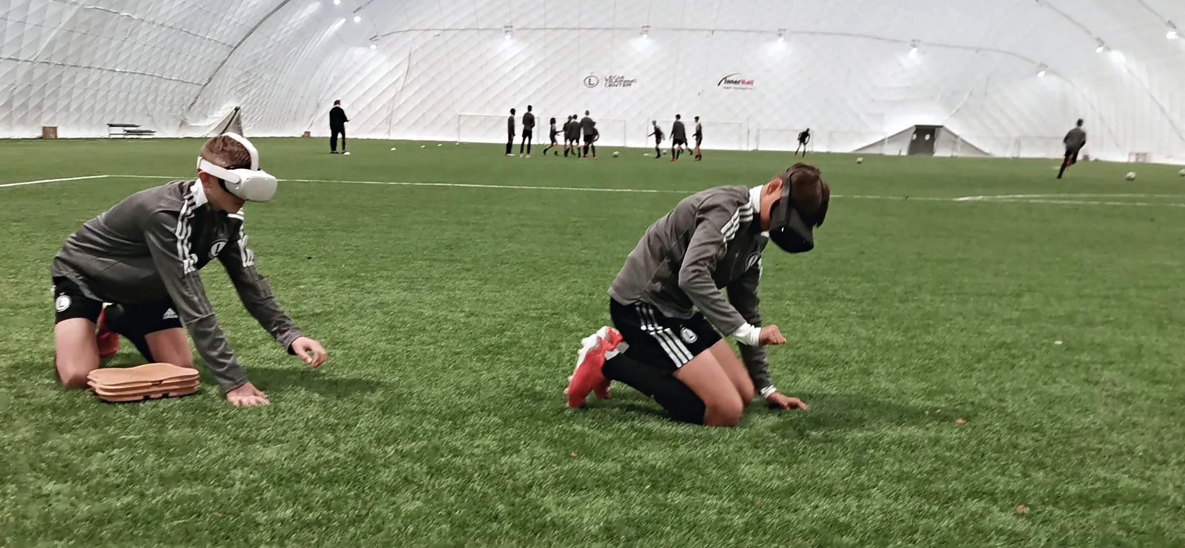 Jeunes footballeurs pendant une formation VR aux premiers secours
