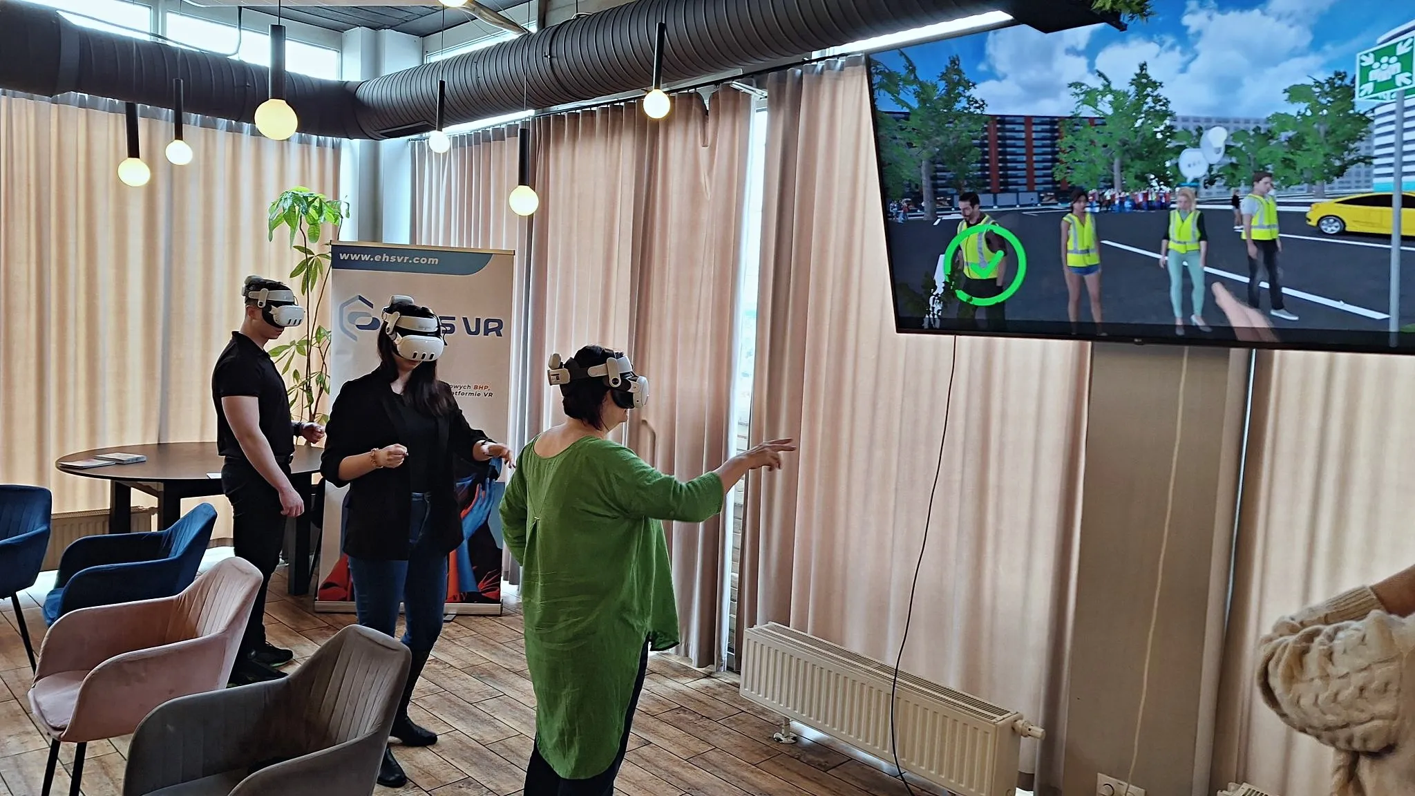 Un groupe de salariés suit une formation à la sécurité incendie et s’exerce à l’évacuation avec des casques VR dans un environnement simulé.