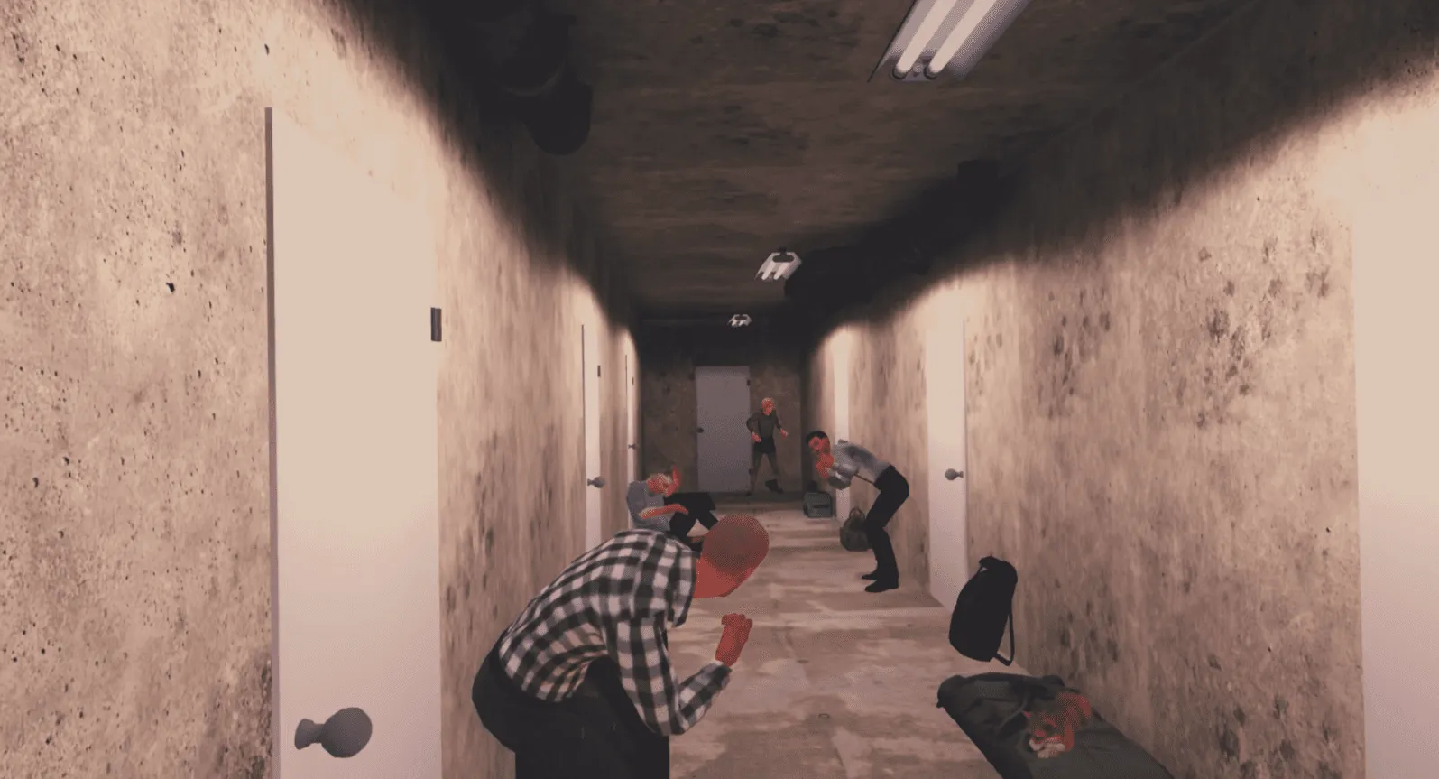 Couloir d’un immeuble en VR : des habitants quittent leur logement avec leurs sacs pendant l’alerte aérienne.