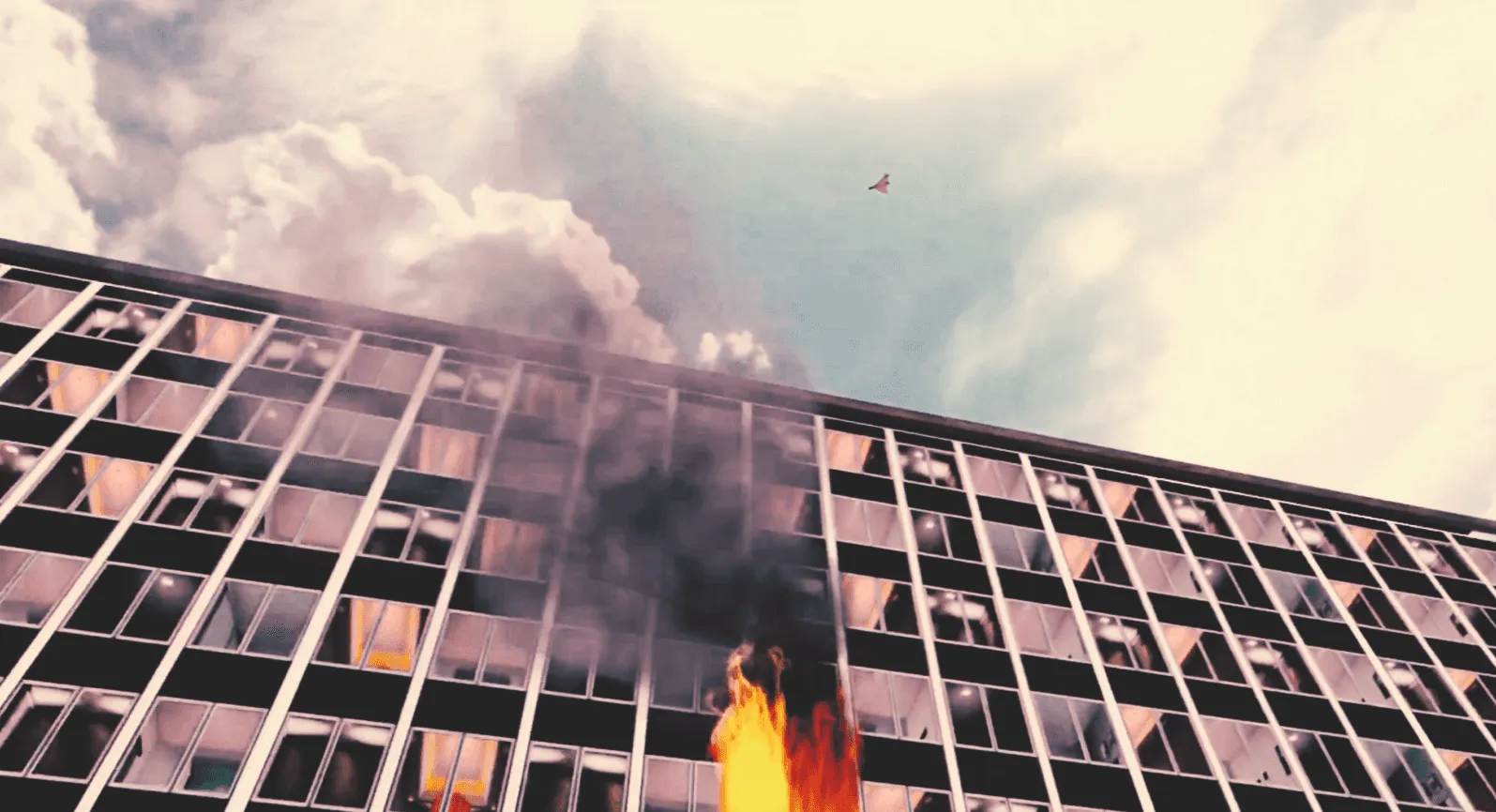 Immeuble de bureaux en flammes et drone dans le ciel pendant l’attaque aérienne