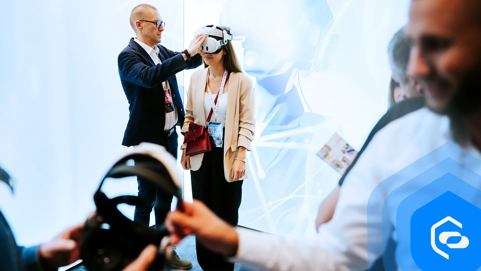 Mężczyzna pomaga kobiecie założyć gogle VR na stoisku EHS VR podczas forum branżowego