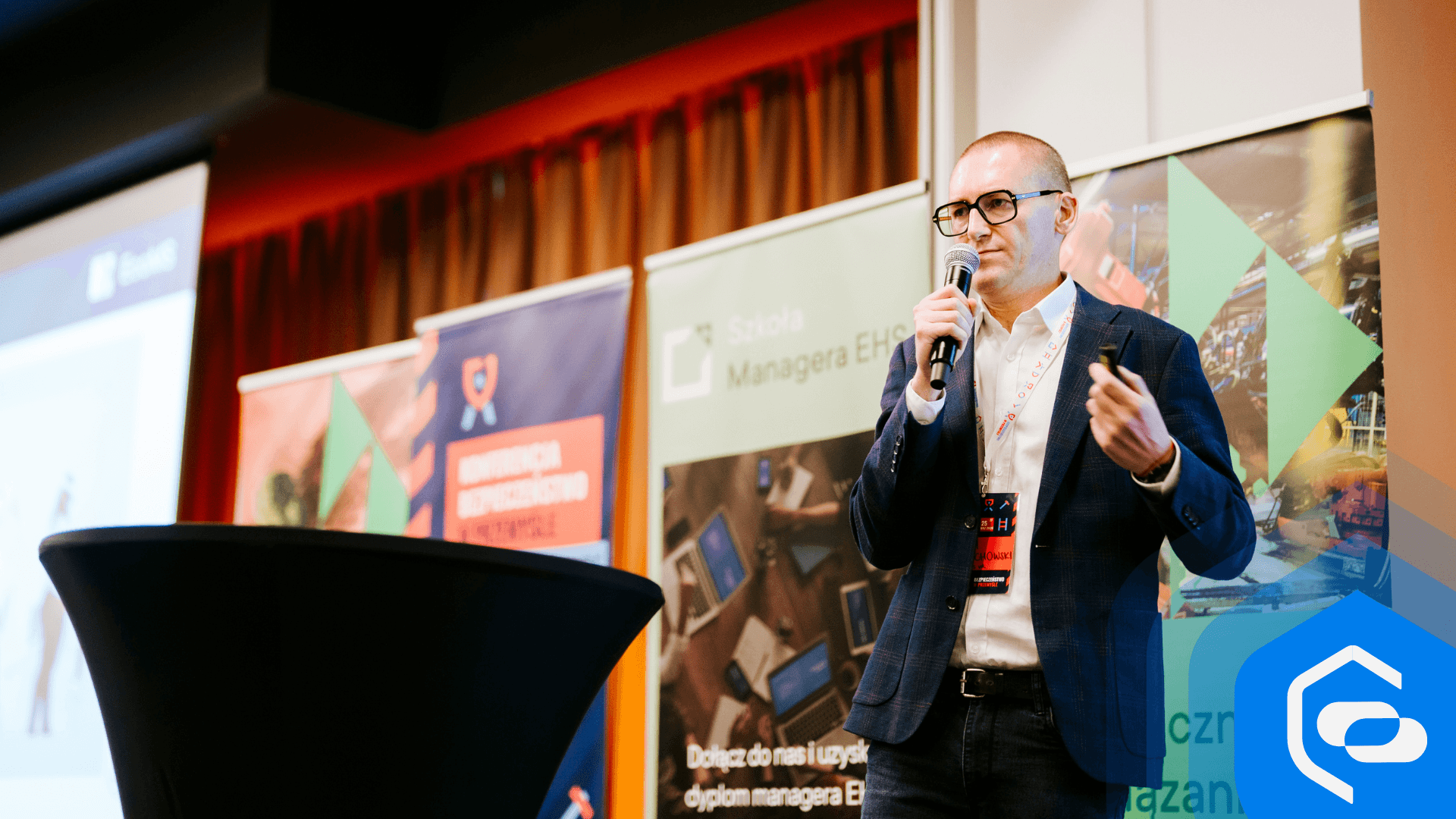 Prelegent EHS VR z mikrofonem podczas wystąpienia na scenie konferencji