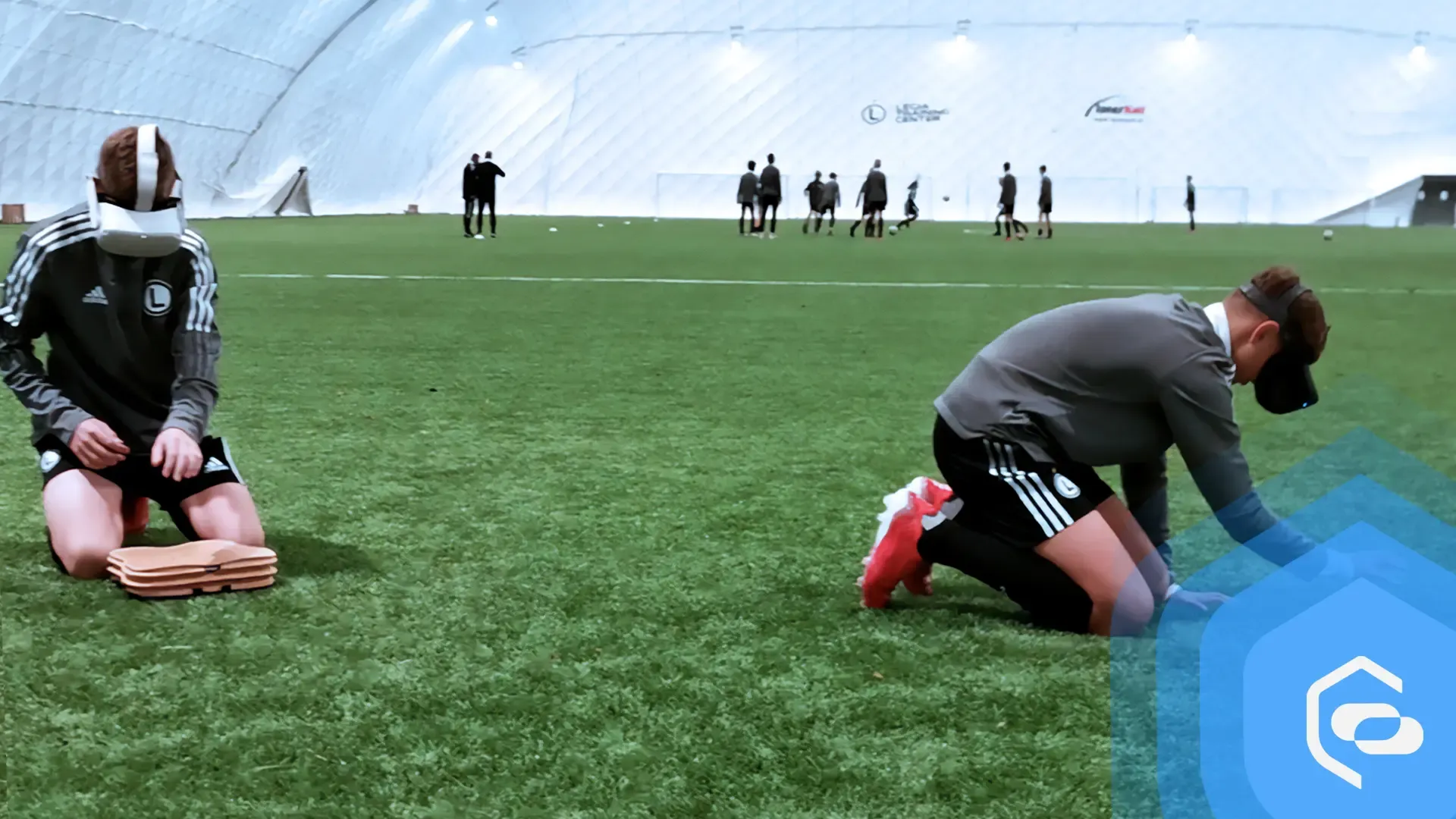 Młodzi piłkarze uczą się pierwszej pomocy na stadionie za pomocą VR