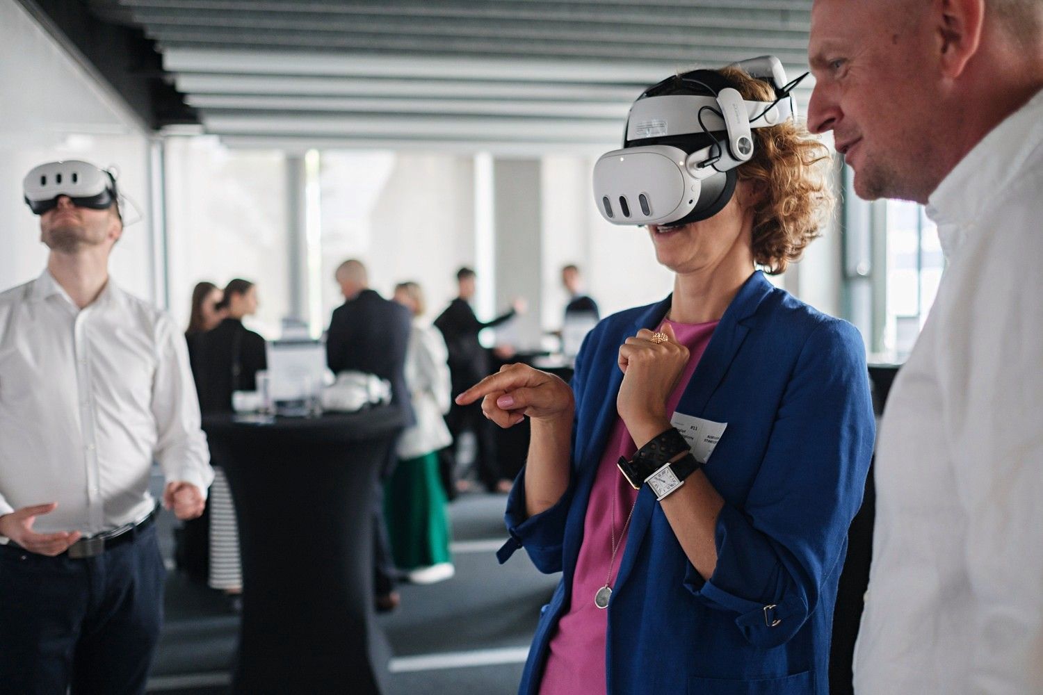 Odwiedzający wypróbowują gogle VR na wydarzeniu EHS VR