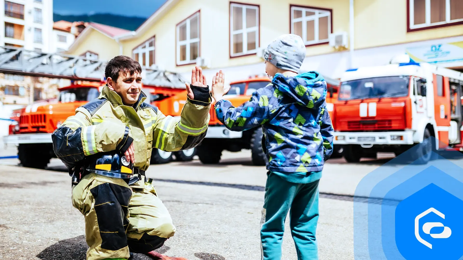 Un bombero choca la mano con un niño