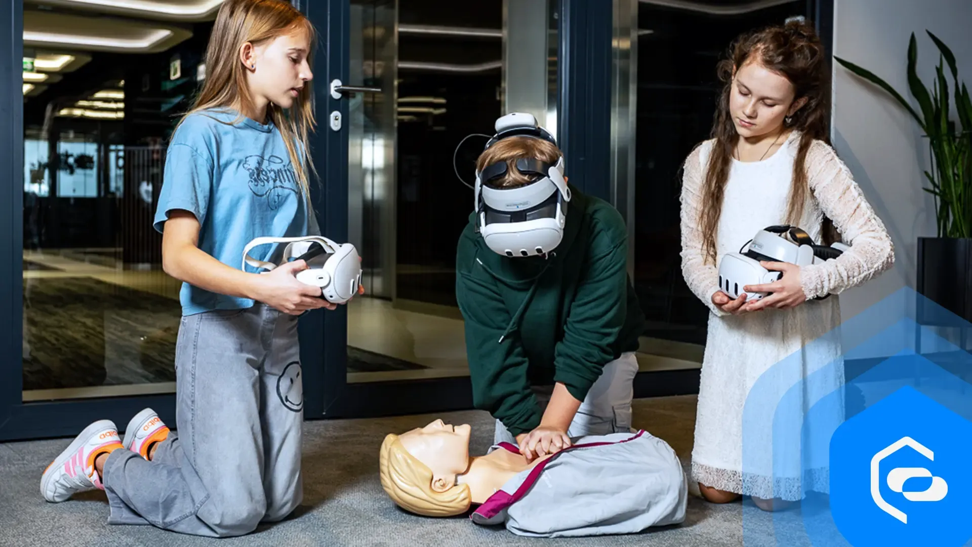 Des enfants tiennent un mannequin et pratiquent les premiers secours avec une formation en VR