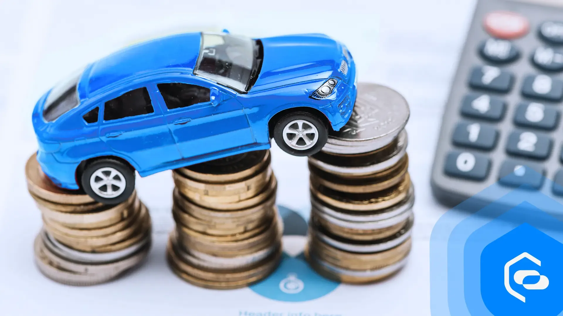 Un coche sobre una pila de monedas