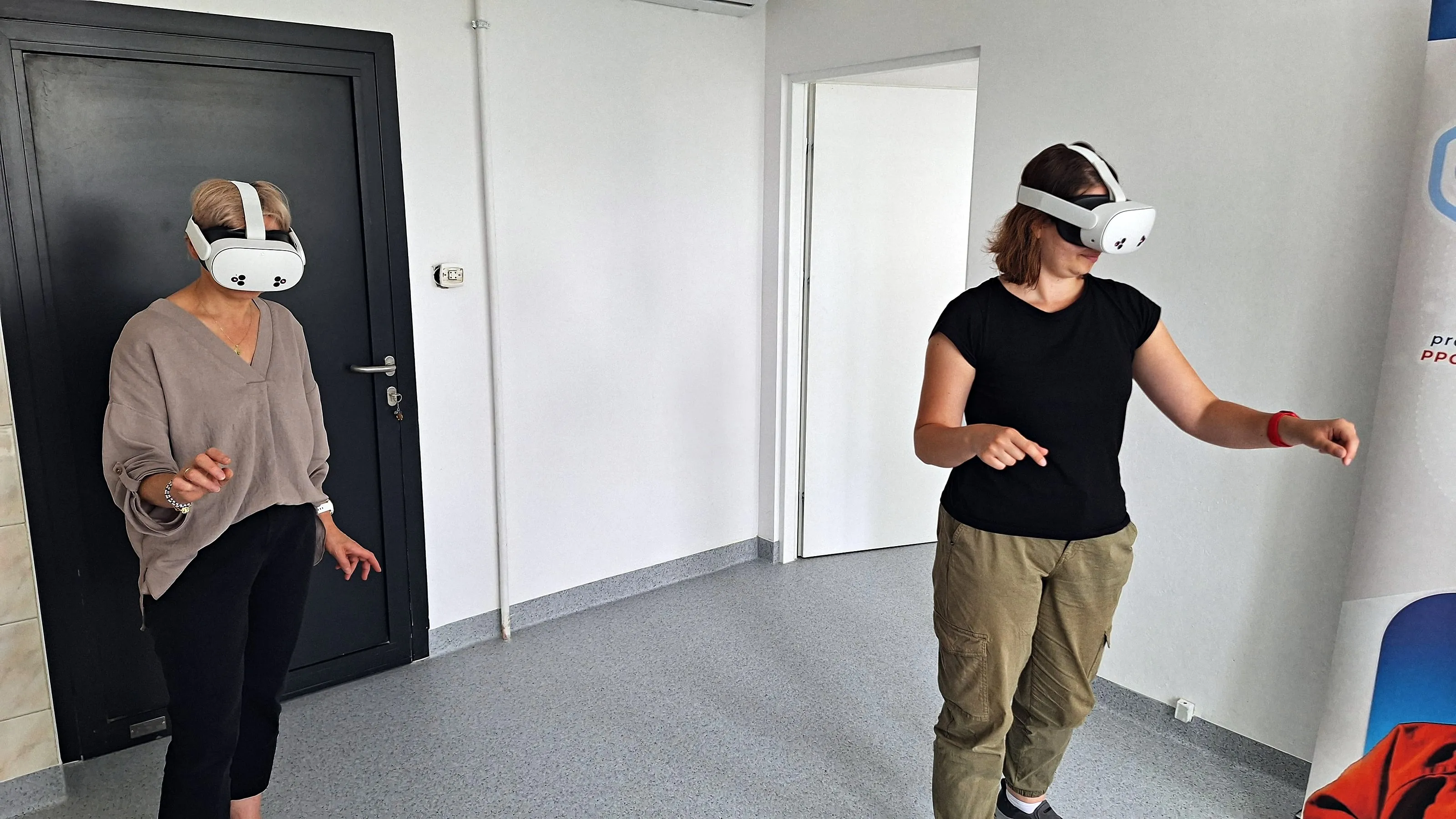 Deux personnes portant des casques VR lors du test de la formation à l’université