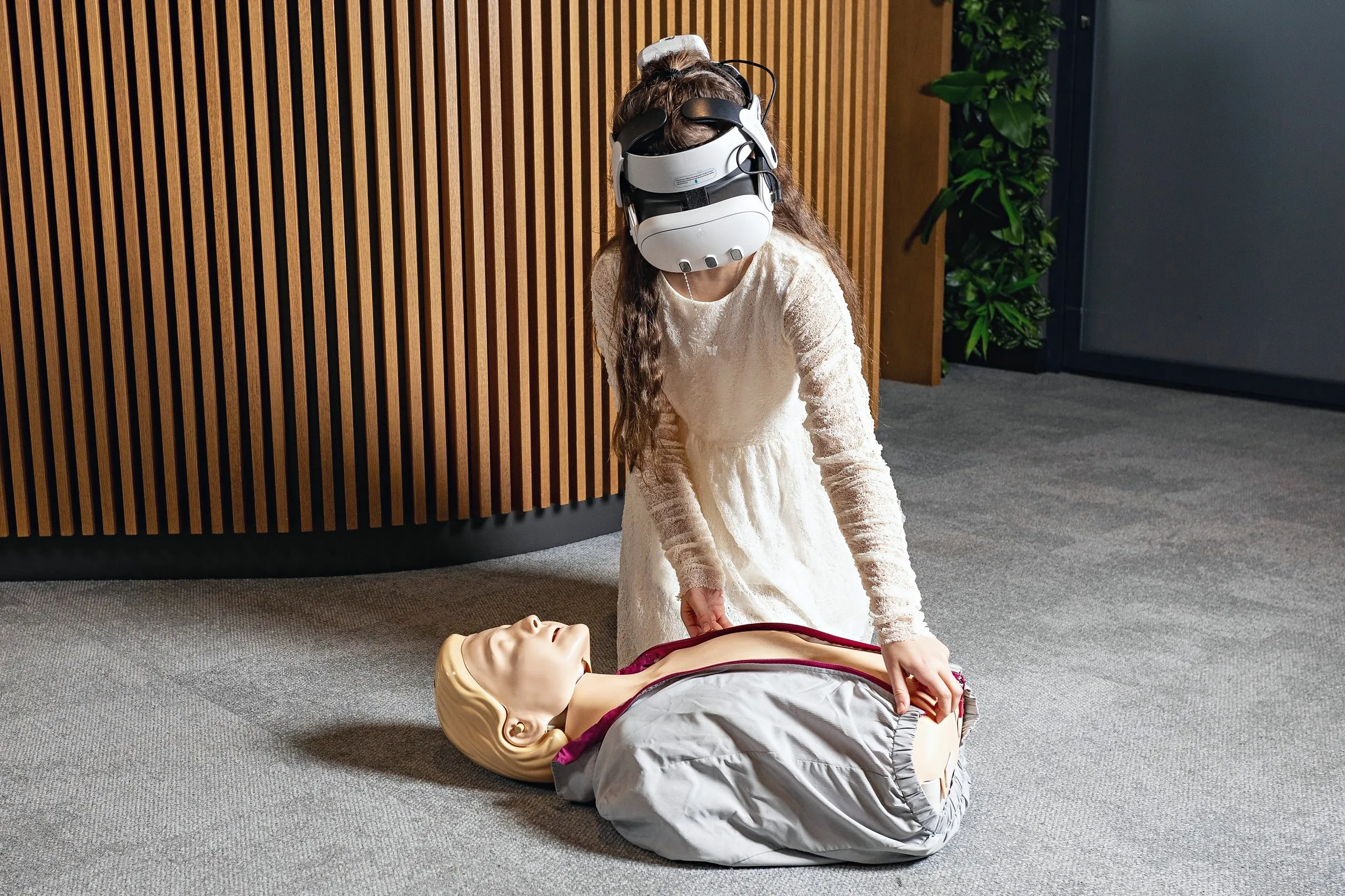 Élève portant un casque VR pendant une formation aux premiers secours