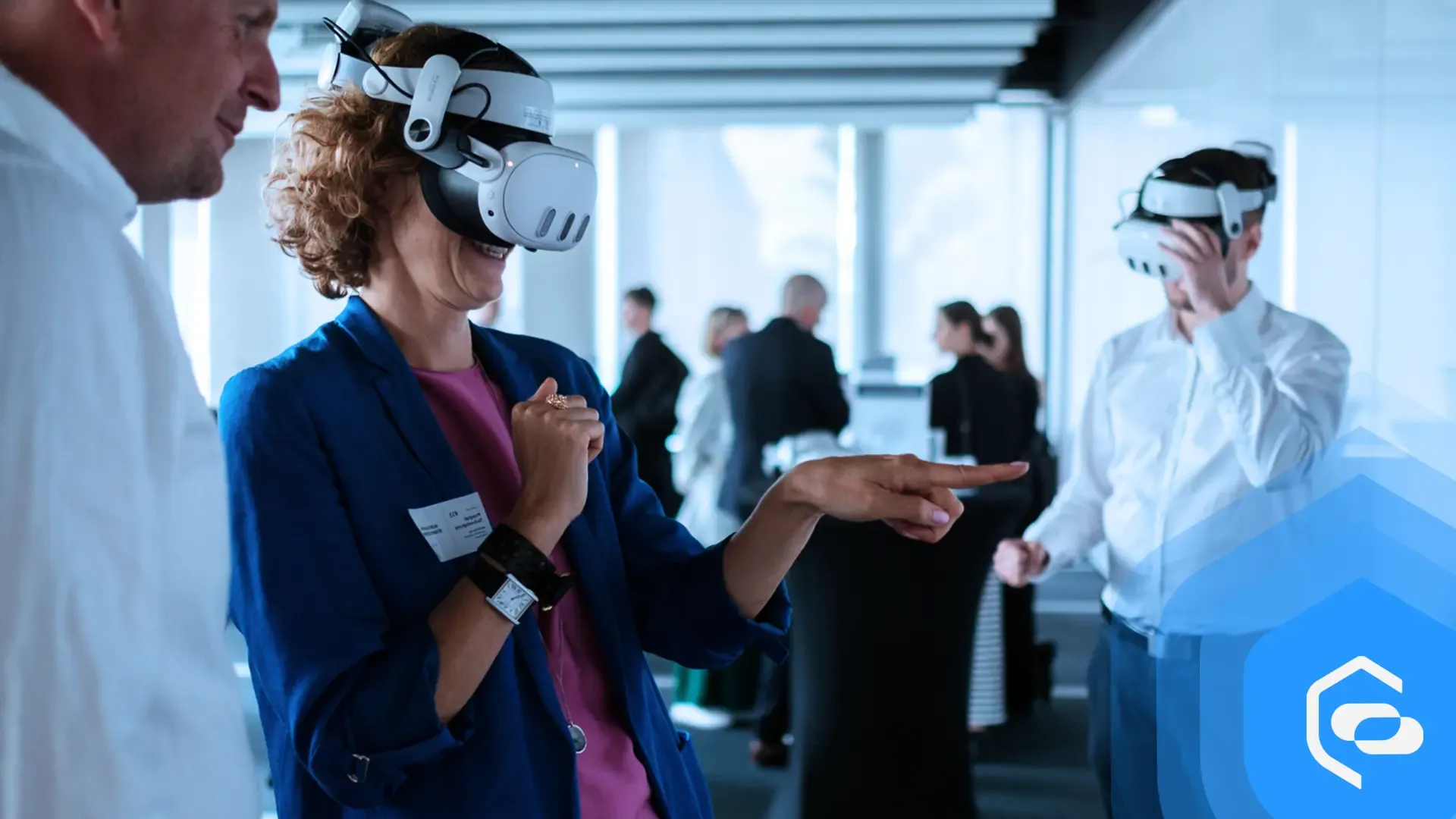 Un groupe de personnes portant des casques VR pendant une formation