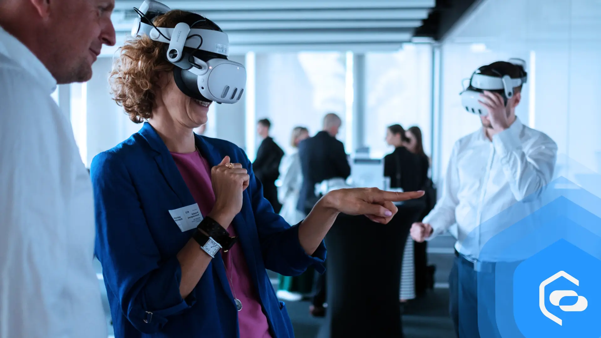 Eine Gruppe von Menschen mit VR-Brillen während einer Schulung