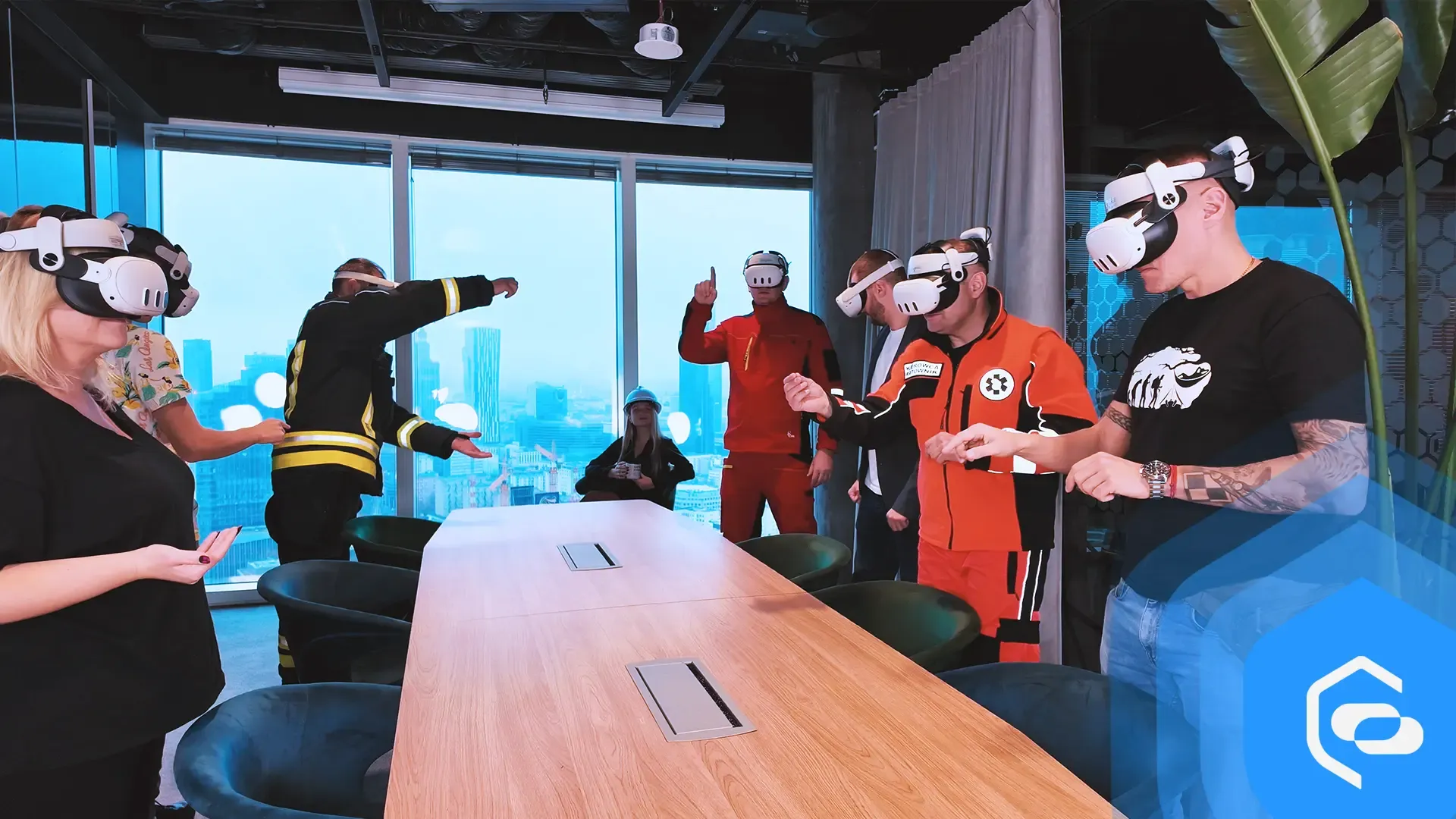 Biuro pełne pracowników szkolących się w VR, specjalista BHP siedzi z kawą