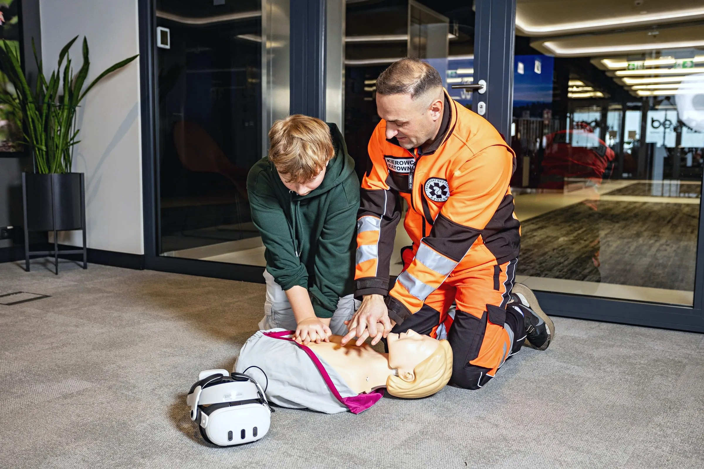 Élèves pendant une formation aux premiers secours à l’école