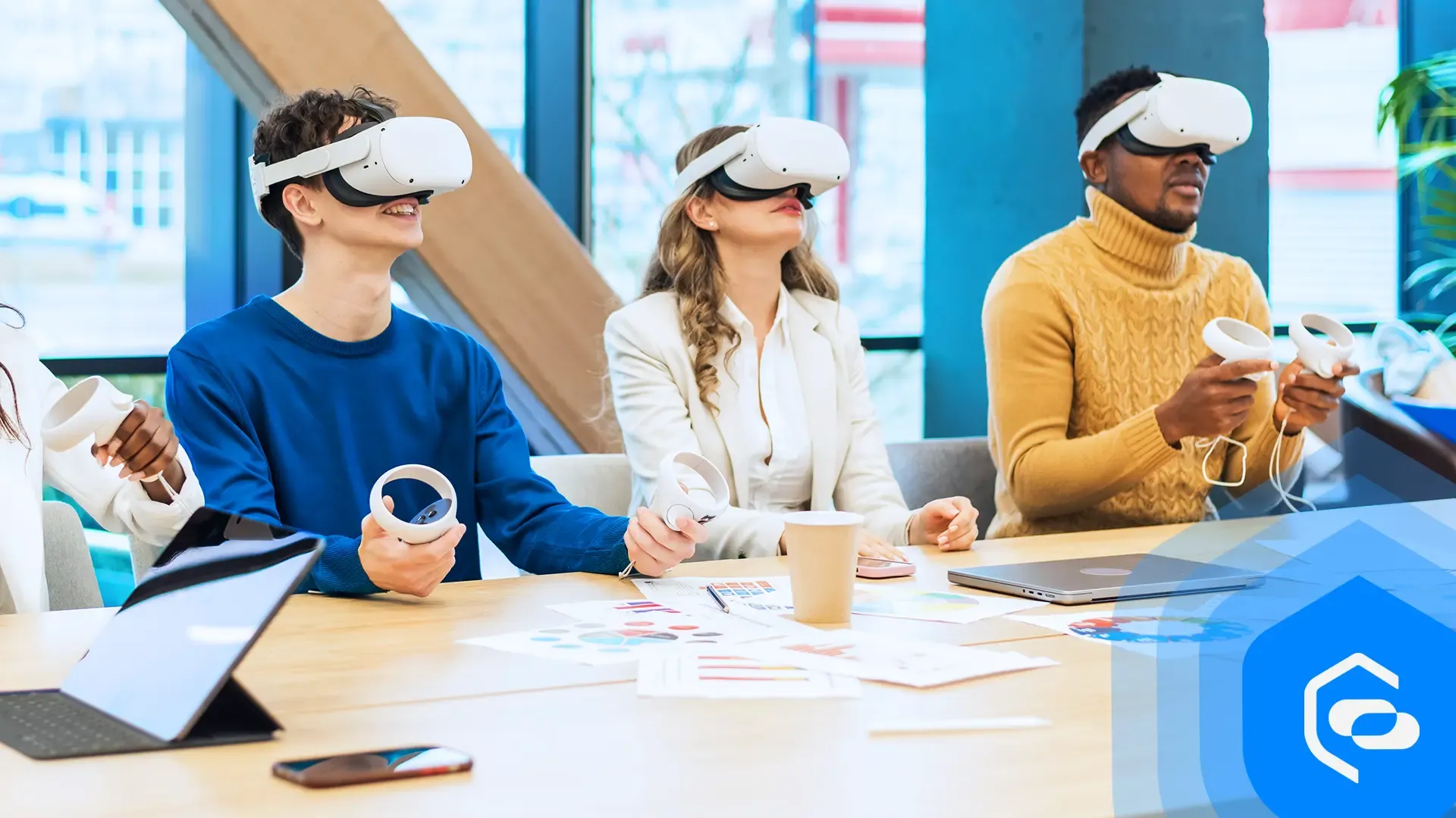 Un groupe de personnes suit une formation en réalité virtuelle et la compare avec les méthodes de formation traditionnelles