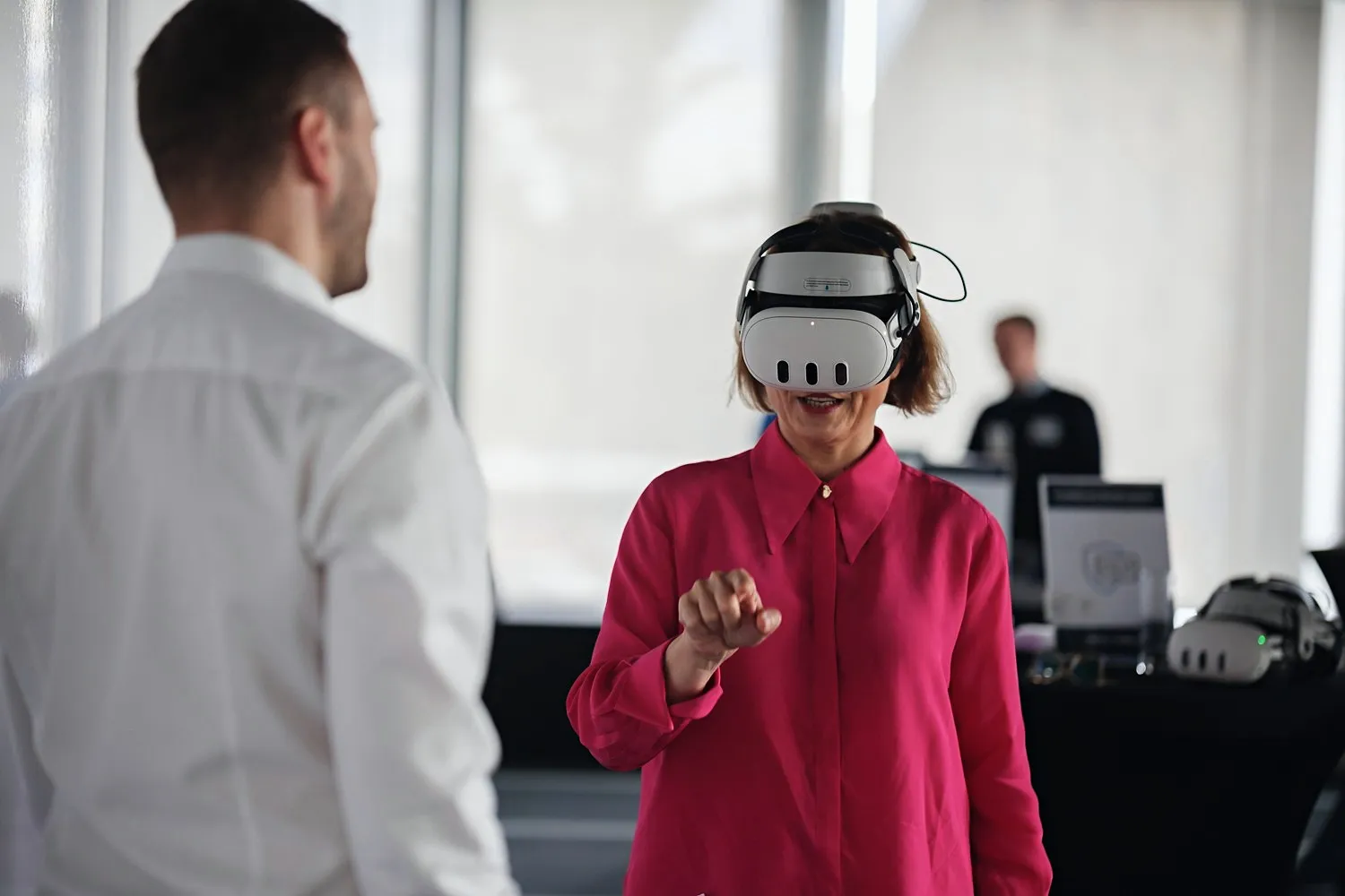 Une femme, collaboratrice des RH, suit une formation en VR.