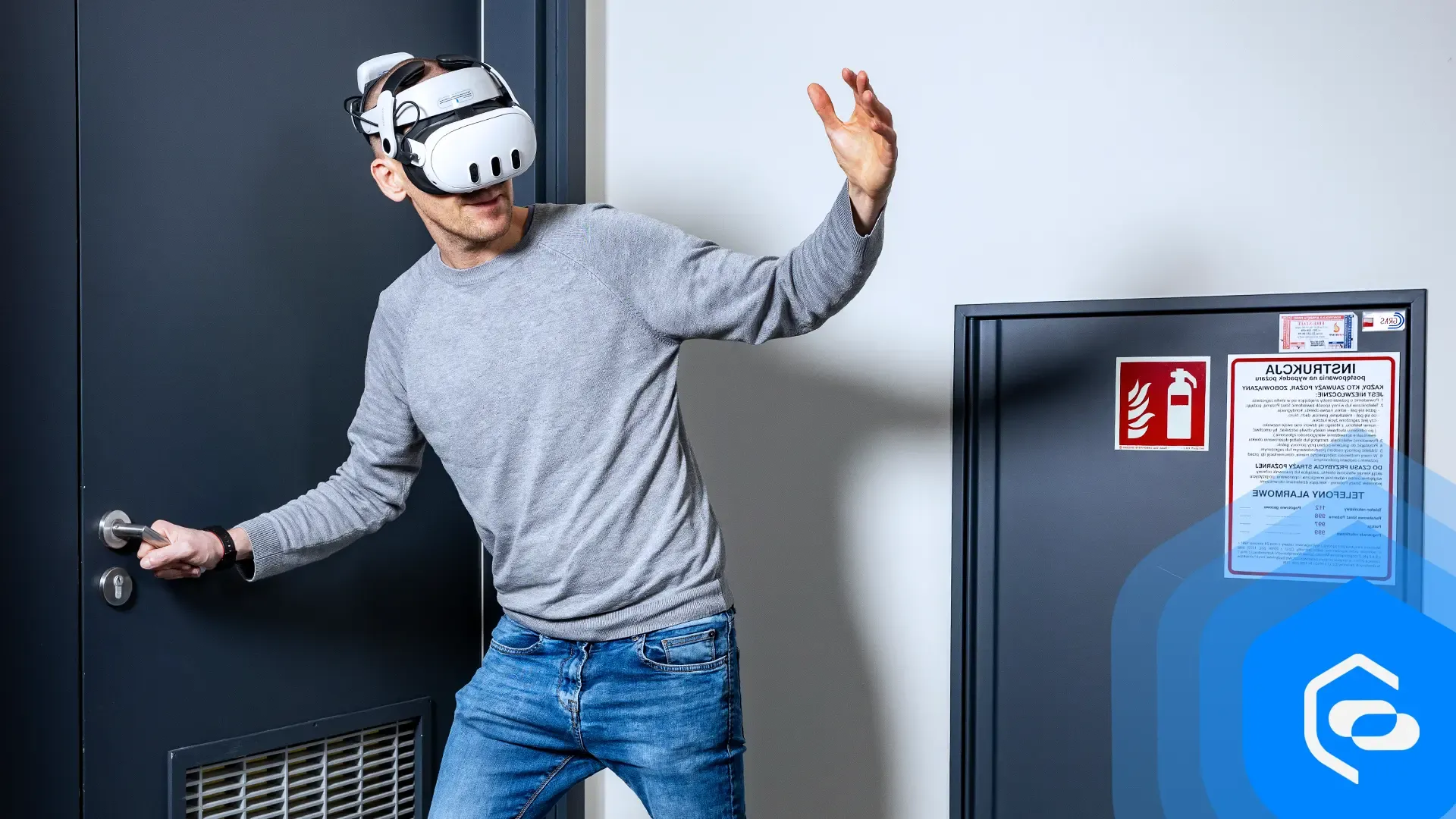 Un homme suit une formation à l’évacuation incendie avec un casque de réalité virtuelle