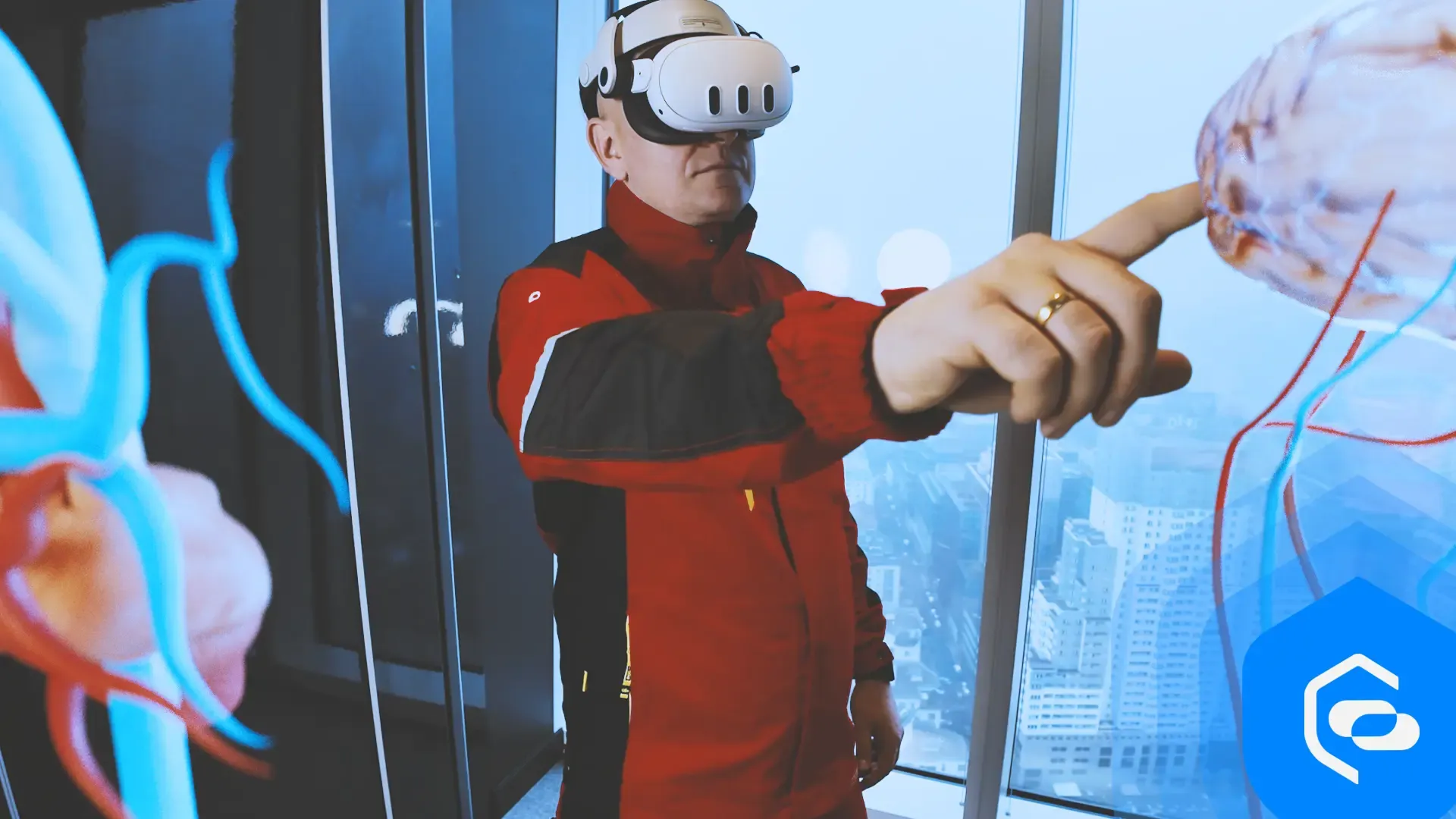 Un homme portant un casque VR entouré d’éléments virtuels dans son environnement